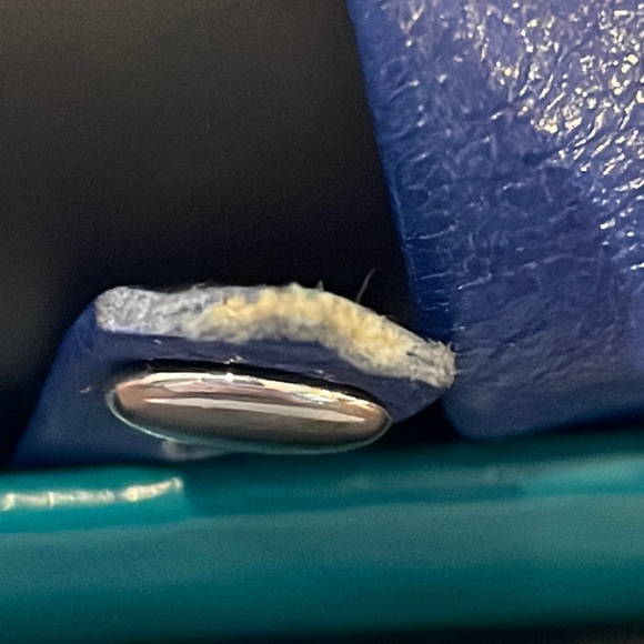 La Mer Collections Women's Leaf Charm Blue Leather Watch - Picture 5 of 10